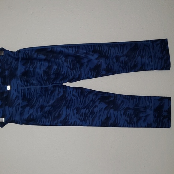 Gap fit cropped blue tiger print leggings - Picture 3 of 6